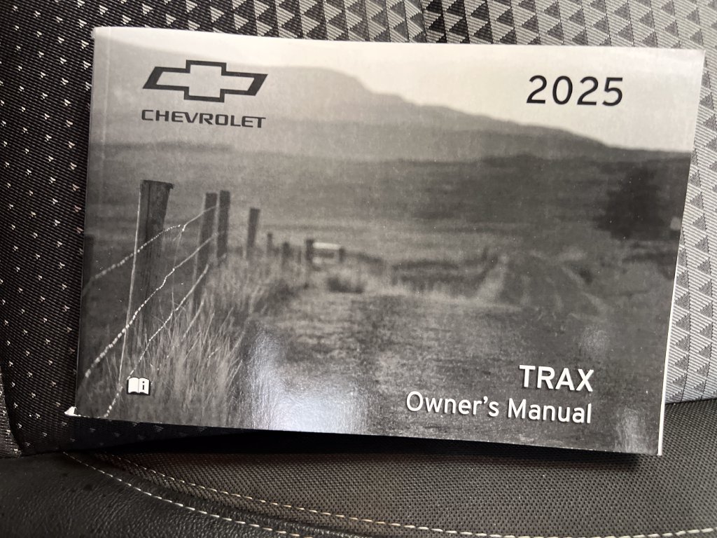 Used 2025 Chevrolet Trax LT FWD image 34