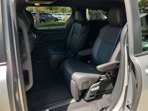 Used 2025 Toyota Sienna Limited AWD/4WD image 11