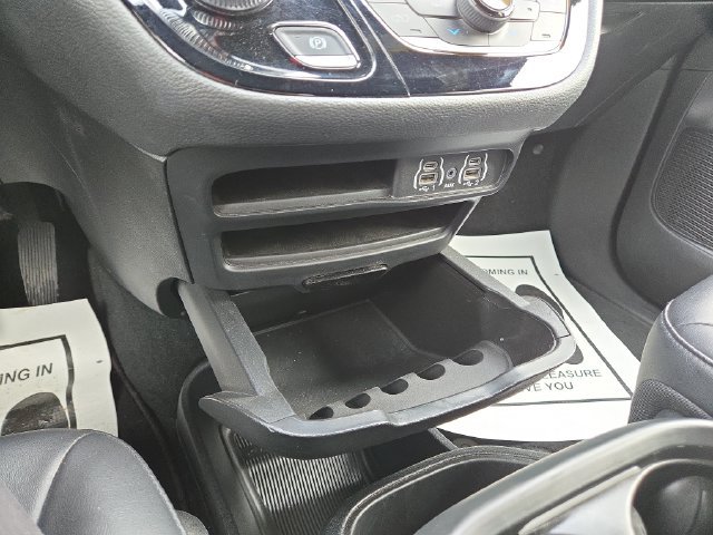 Used 2024 Chrysler Pacifica Limited FWD image 27