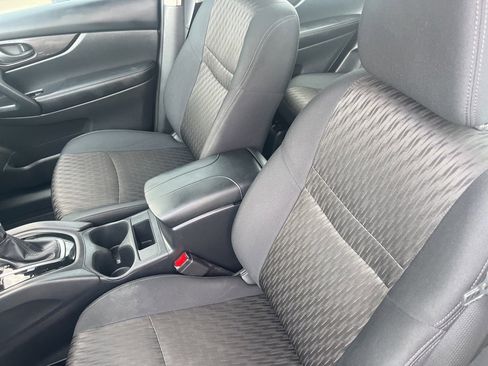 Used 2019 Nissan Rogue S image 9