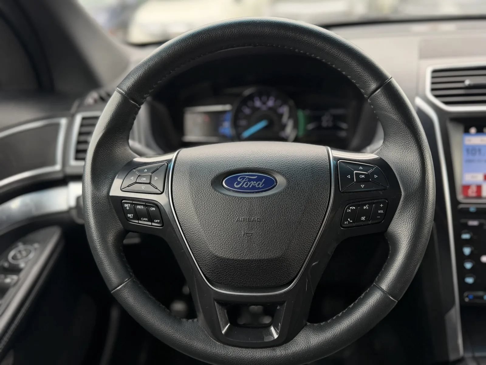 Used 2019 Ford Explorer Limited w/ Class III Trailer Tow Package FWD image 24
