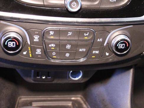 Used 2023 Chevrolet Traverse LT image 28