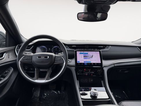 Used 2024 Jeep Grand Cherokee L Limited w/ Black Appearance Package image 10