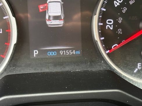 Used 2020 Toyota RAV4 LE FWD image 4