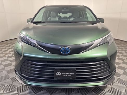 Used 2025 Toyota Sienna LE image 11