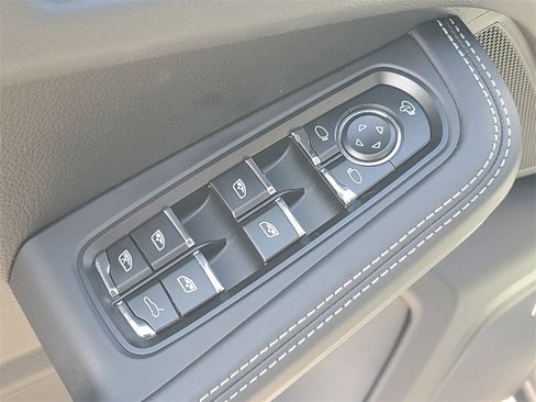 Used 2025 Porsche Macan image 26