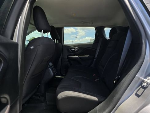 Used 2019 Jeep Cherokee Latitude w/ Popular Appearance Group AWD/4WD image 17