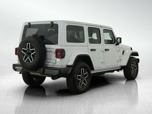 Used 2024 Jeep Wrangler Sahara image 5