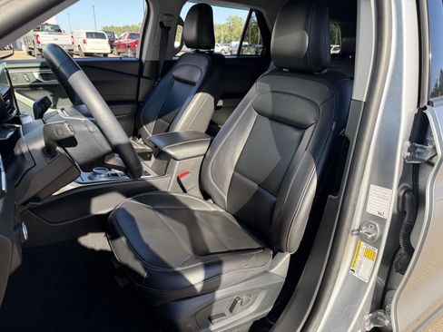 Used 2024 Ford Explorer XLT w/ Equipment Group 202A RWD image 16