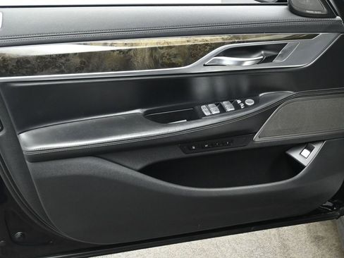 Used 2019 BMW 750i image 10