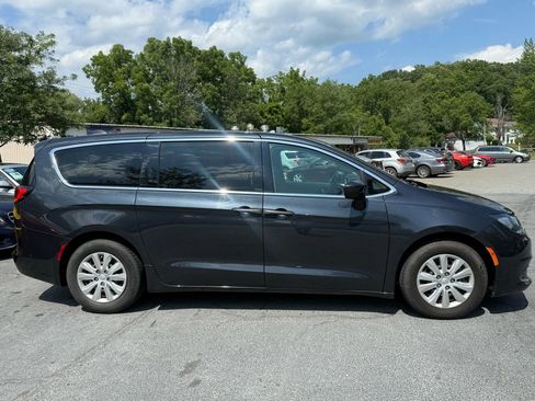 Used 2019 Chrysler Pacifica L image 4