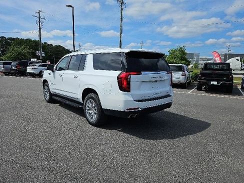 Used 2025 GMC Yukon XL Denali AWD/4WD image 3