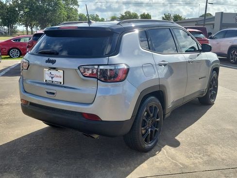 Used 2022 Jeep Compass Latitude w/ Convenience Group FWD image 3