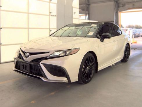 Used 2022 Toyota Camry XSE FWD image 4