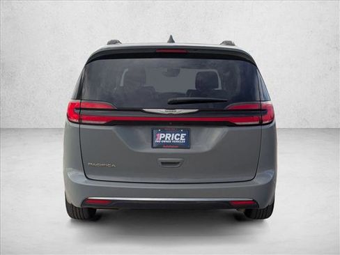 Used 2022 Chrysler Pacifica Touring-L image 7