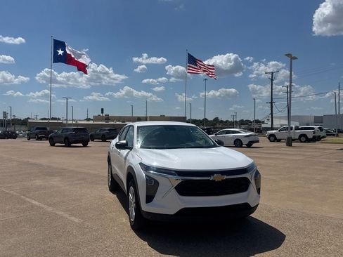 Used 2025 Chevrolet Trax LS FWD image 3