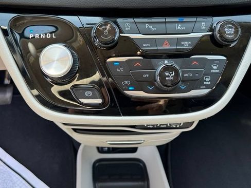 Certified 2024 Chrysler Pacifica Touring-L FWD image 18