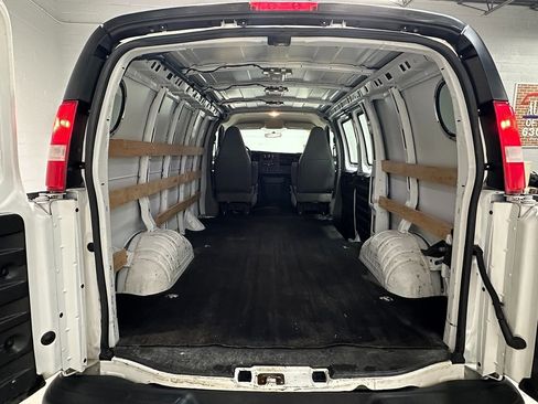 Used 2017 GMC Savana 2500 image 7