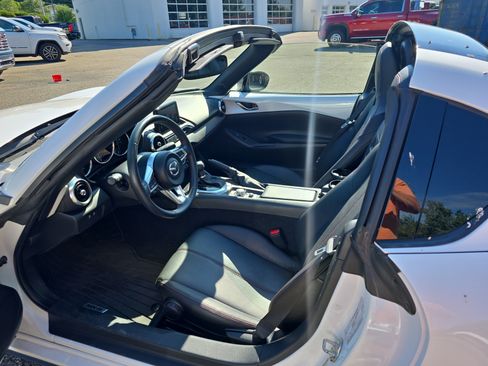 Used 2019 MAZDA MX-5 Miata RF Grand Touring RWD image 11