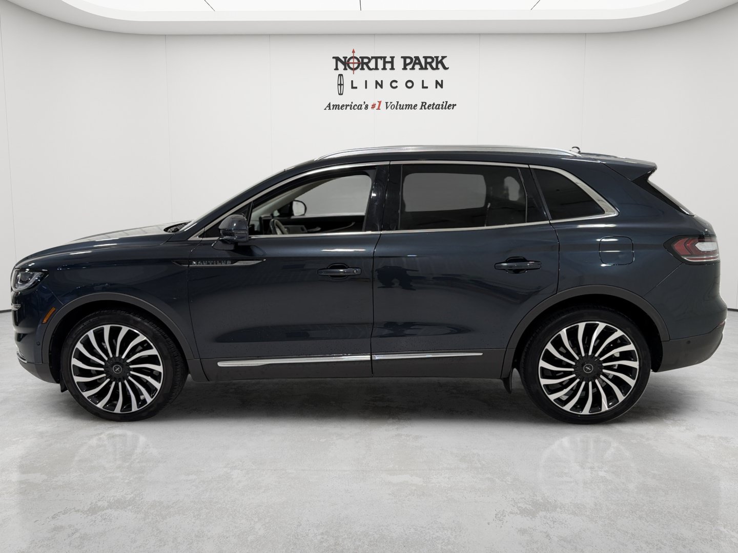Used 2023 Lincoln Nautilus Black Label w/ Class II Trailer Tow Package AWD/4WD image 2