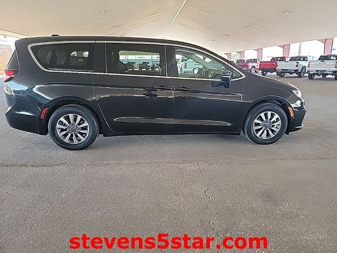 Used 2023 Chrysler Pacifica Touring-L FWD image 6
