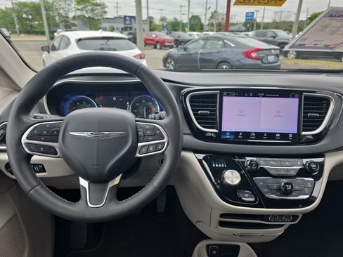 Used 2023 Chrysler Pacifica Touring-L FWD image 12