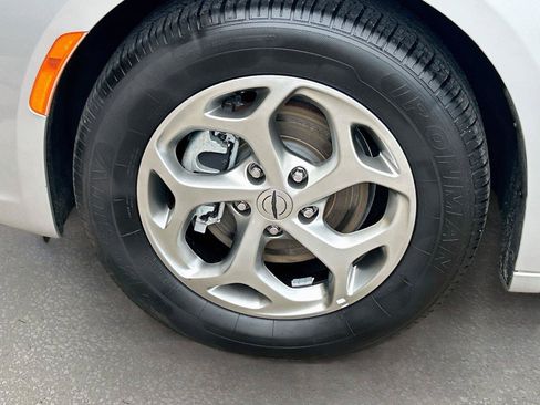 Used 2024 Chrysler Pacifica Limited FWD image 40