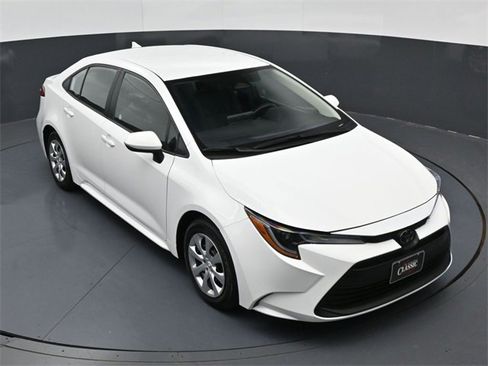 Used 2024 Toyota Corolla LE image 19