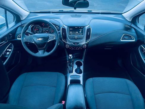 Used 2018 Chevrolet Cruze LT w/ Convenience Package image 13