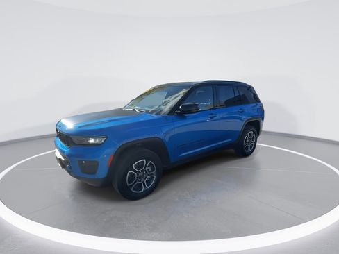 Used 2022 Jeep Grand Cherokee Trailhawk w/ Luxury Tech Group III image 8