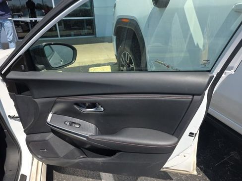 Used 2024 Nissan Sentra SR w/ SR Premium Package image 17