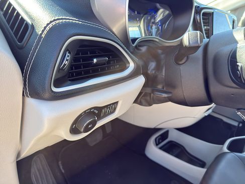 Used 2023 Chrysler Pacifica Touring-L image 13