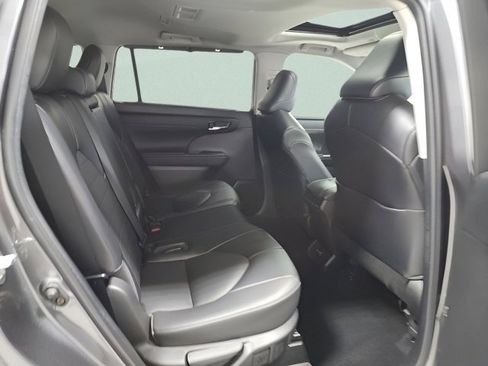 Used 2022 Toyota Highlander XLE image 19