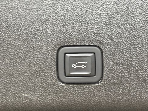 Used 2023 Chevrolet Traverse LT image 16