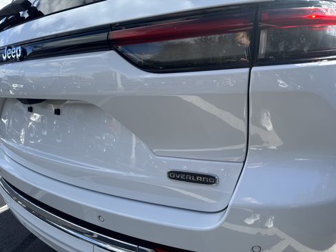 Certified 2023 Jeep Grand Cherokee Overland AWD/4WD image 8