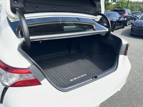 Used 2020 Toyota Camry SE w/ Sunroof Package FWD image 26