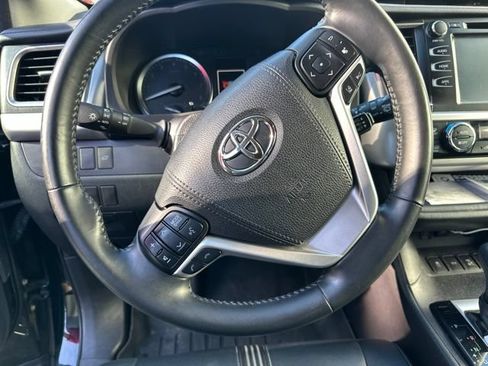 Certified 2017 Toyota Highlander SE AWD/4WD image 3