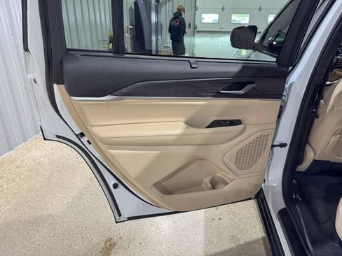 Used 2023 Jeep Grand Cherokee L Limited w/ Luxury Tech Group II AWD/4WD image 21
