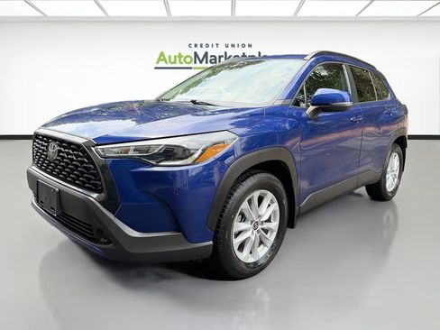 Used 2022 Toyota Corolla Cross LE AWD/4WD image 3