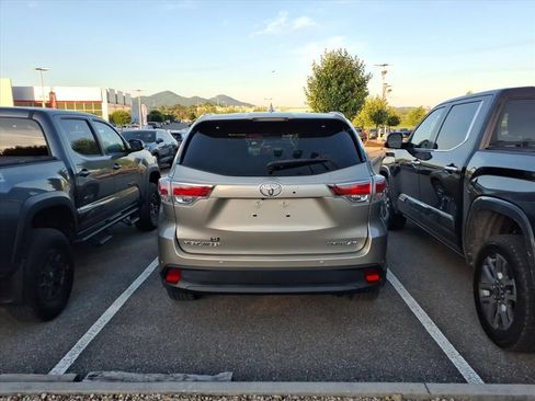 Used 2016 Toyota Highlander Limited Platinum AWD/4WD image 2