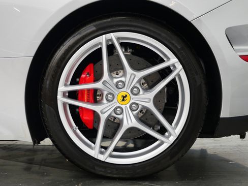 Used 2017 Ferrari California T RWD image 11