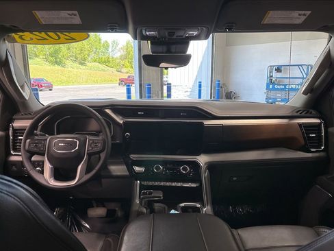 Used 2023 GMC Sierra 1500 Denali w/ Technology Package AWD/4WD image 11