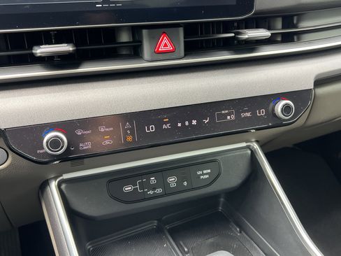 Used 2025 Kia Carnival EX FWD image 31