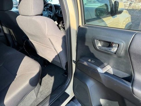 Used 2017 Toyota Tacoma TRD Off-Road w/ Tow Package image 11