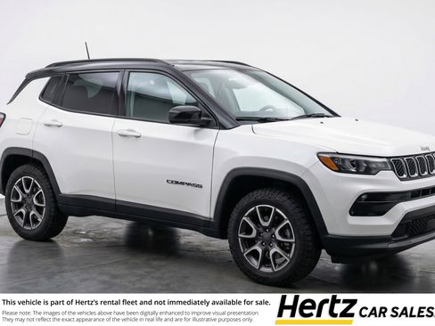 Used 2025 Jeep Compass Trailhawk image 1