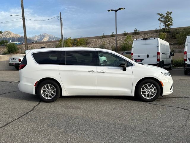 Used 2025 Chrysler Pacifica Select FWD image 9