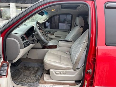 Used 2011 Chevrolet Avalanche LTZ image 18