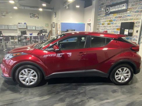Used 2019 Toyota C-HR LE image 3