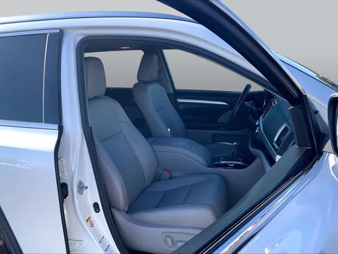 Used 2018 Toyota Highlander XLE w/ Carpet Mat Package (TMS) AWD/4WD image 9