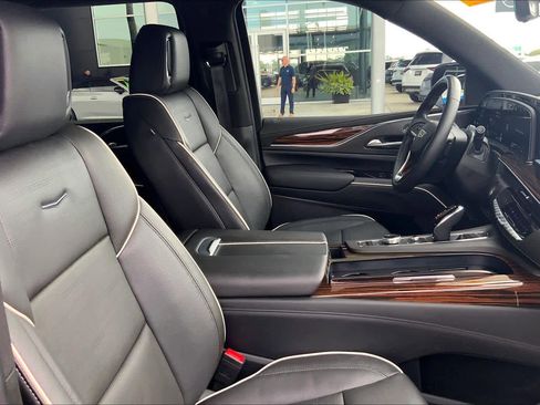 Used 2024 Cadillac Escalade Premium Luxury RWD image 9
